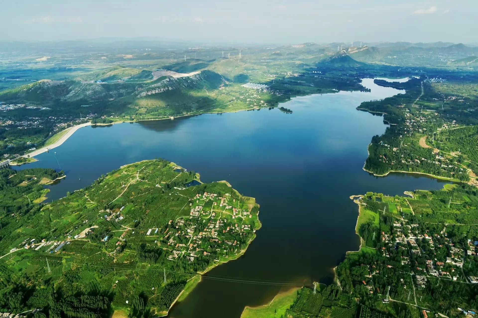 International media visit Longwan Lake Art Town, a lakeside village rejuvenated by culture for rural revitalization