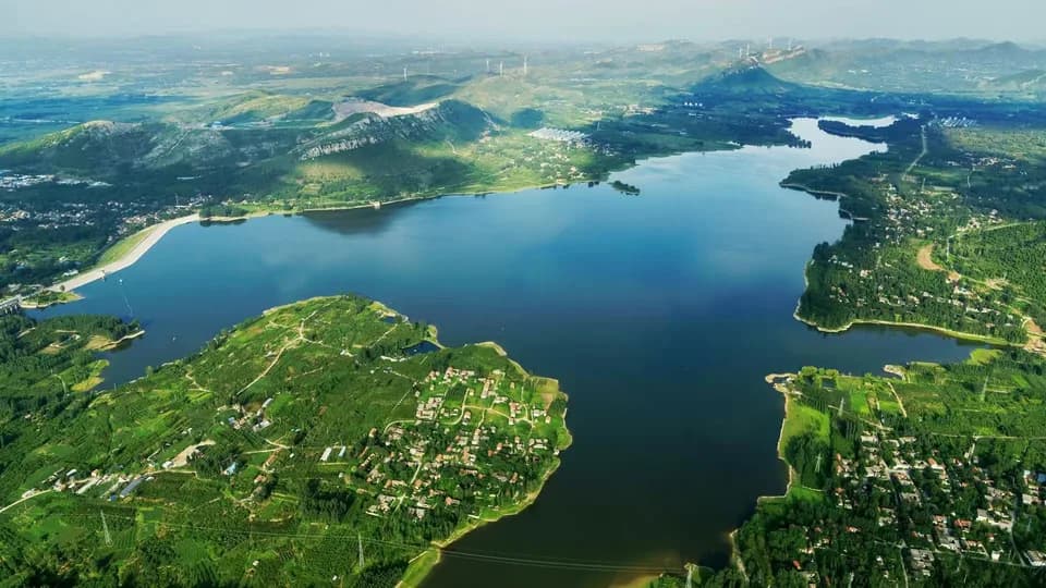 International media visit Longwan Lake Art Town, a lakeside village rejuvenated by culture for rural revitalization
