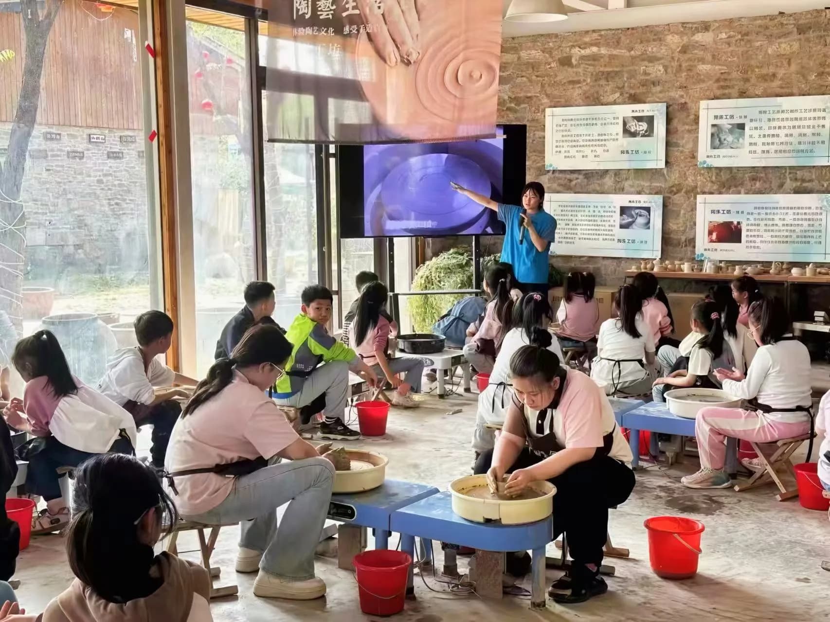 International media visit Longwan Lake Art Town, a lakeside village rejuvenated by culture for rural revitalization