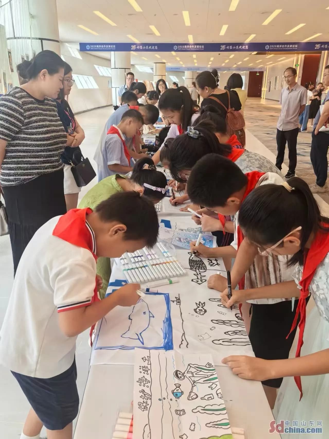 International ocean-themed calligraphy and painting exhibition kicks off in Qingdao