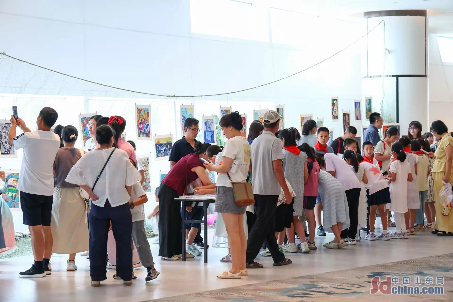 International ocean-themed calligraphy and painting exhibition kicks off in Qingdao